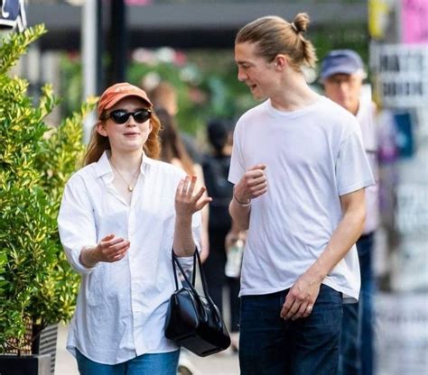 sadie sink relationships|Sadie Sinks Boyfriend: Everything About Her Love。